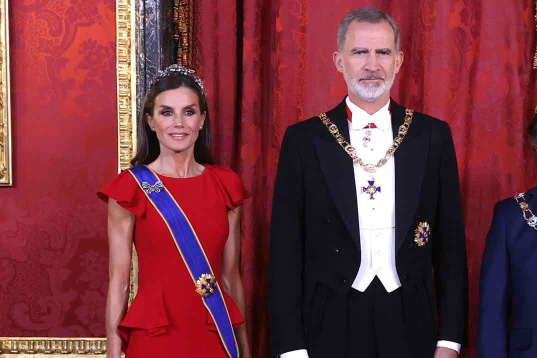 La reina Letizia recupera la Tiara Floral en la cena de gala en el Palacio Real