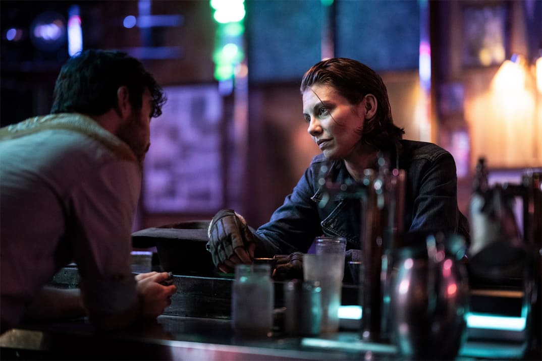 Imagen The Walking Dead Dead City 1x02 - Maggie en una barra de un bar hablando con el camarero