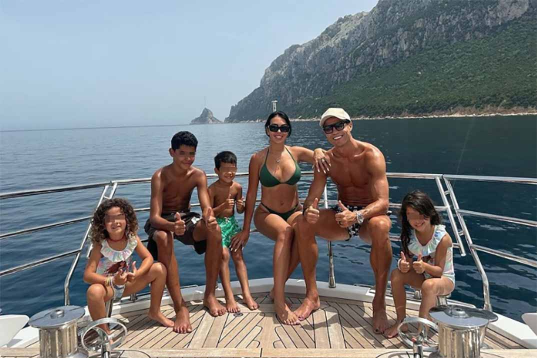 Cristiano Ronaldo y Georgina con sus hijos © Redes Sociales