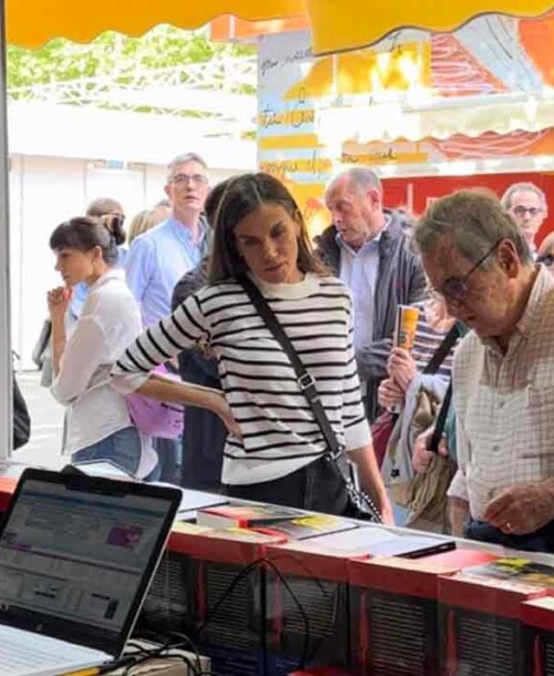 La reina Letizia aparece por sorpresa en la Feria del Libro