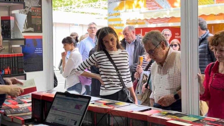 La reina Letizia aparece por sorpresa en la Feria del Libro