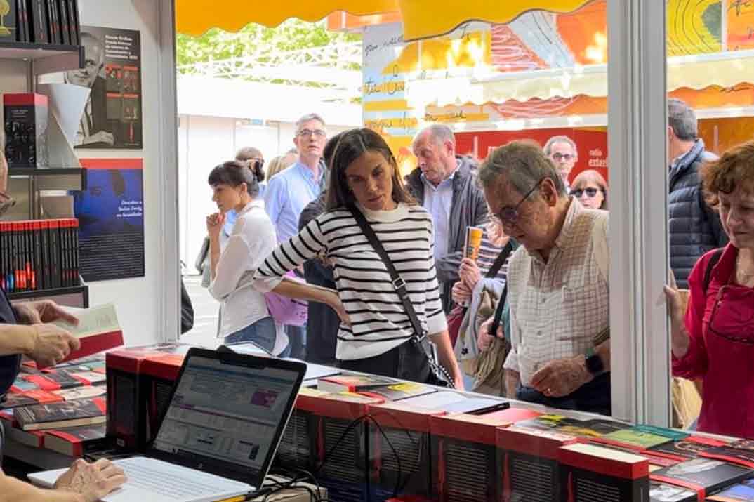 La reina Letizia aparece por sorpresa en la Feria del Libro