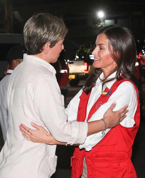 La reina Letizia, con su chaleco rojo, comienza su viaje de cooperación en Colombia