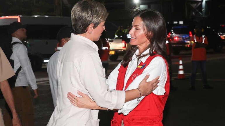 La reina Letizia, con su chaleco rojo, comienza su viaje de cooperación en Colombia