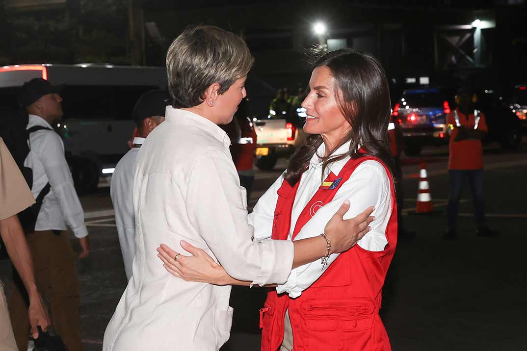 La reina Letizia, con su chaleco rojo, comienza su viaje de cooperación en Colombia