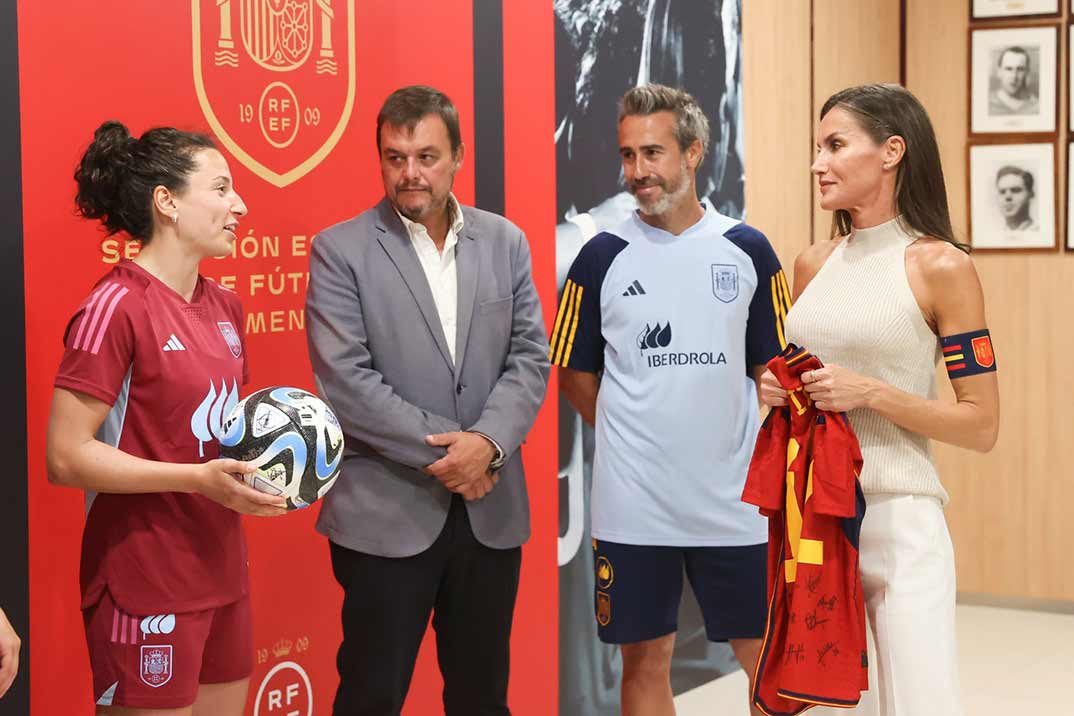 Reina Letizia con las jugadoras de la selección nacional femenina de fútbol © Casa Real S.M. El Rey