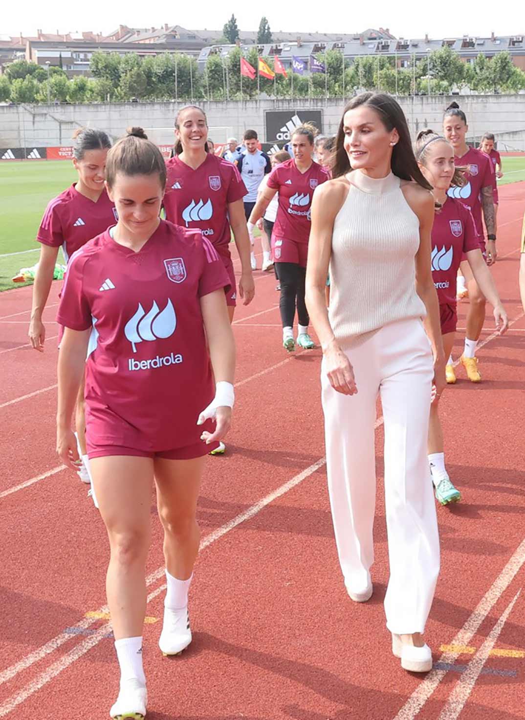 Reina Letizia con las jugadoras de la selección nacional femenina de fútbol © Casa Real S.M. El Rey