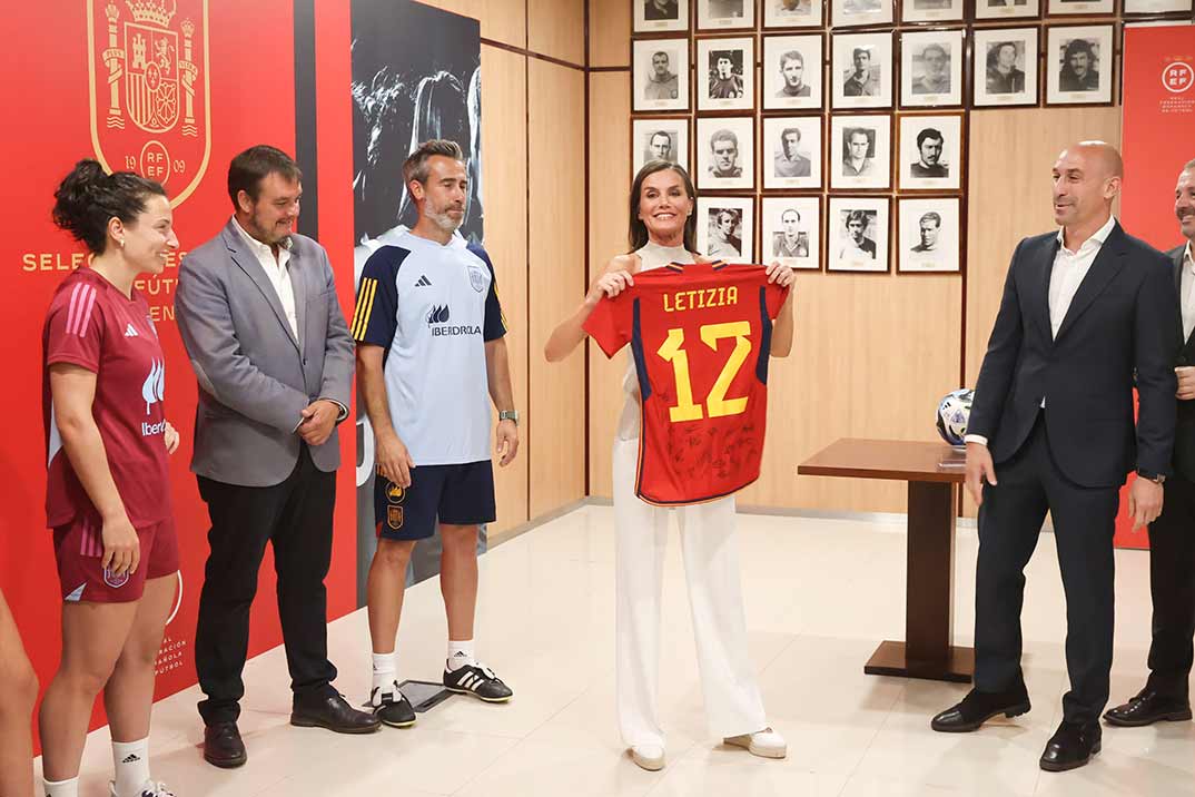 Letizia anima a las futbolistas de la selección femenina antes del Mundial