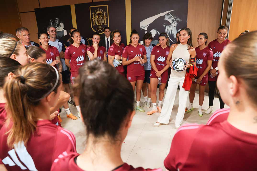 Reina Letizia con las jugadoras de la selección nacional femenina de fútbol © Casa Real S.M. El Rey