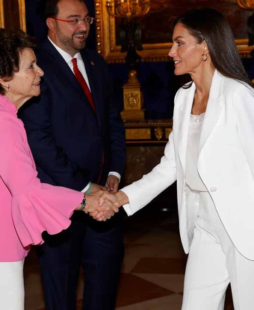 La reina Letizia recupera su traje blanco favorito, de Carolina Herrera