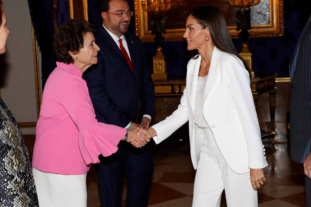 La reina Letizia recupera su traje blanco favorito, de Carolina Herrera