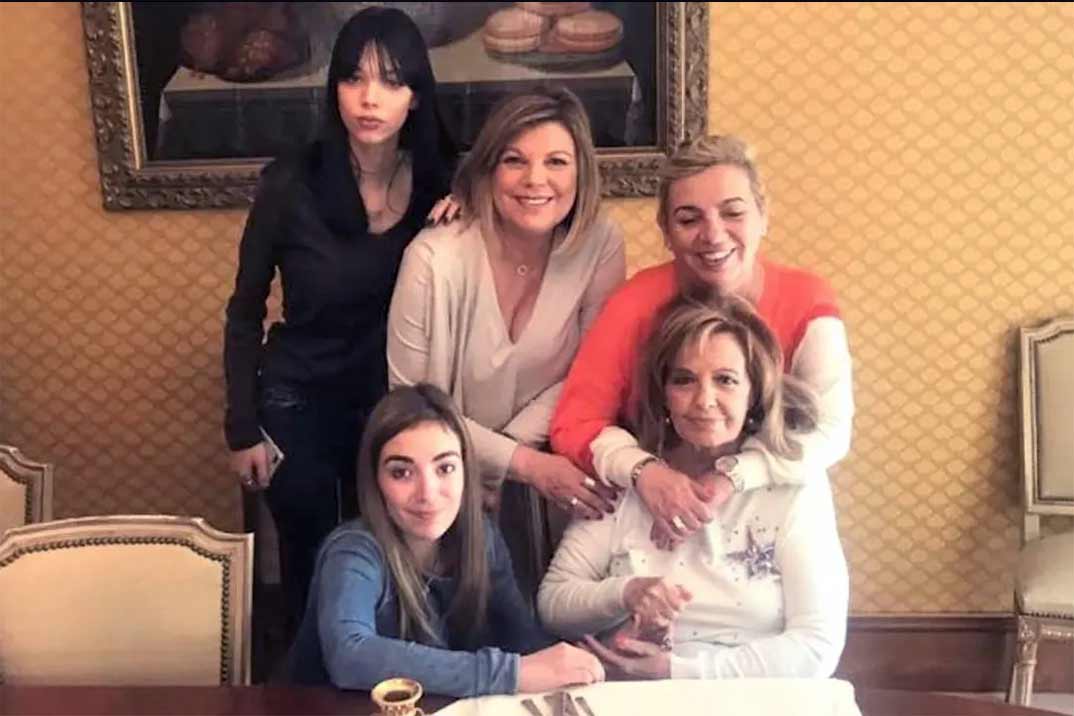 Maria Teresa Campos con sus hijas y sus nietas © Redes Sociales