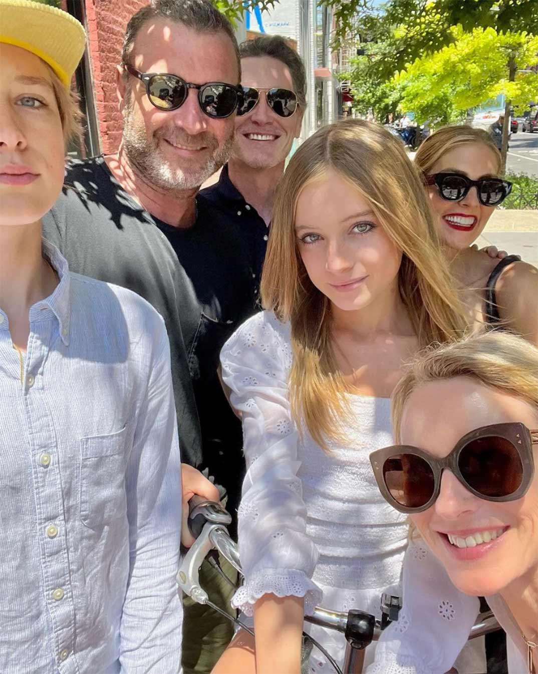 Naomi Watts y el actor Billy Crudup junto a Liev Schreiber y sus hijos © Redes Sociales 