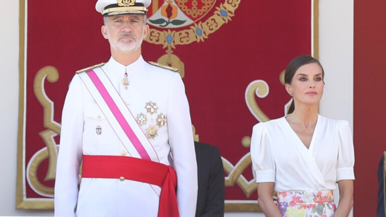 El look primaveral de la reina Letizia en el Día de las Fuerzas Armadas
