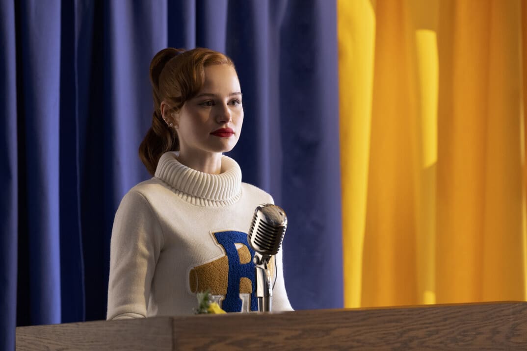 "Riverdale" 7x13 - Imagen  promocional de Cheryl ante un micrófono