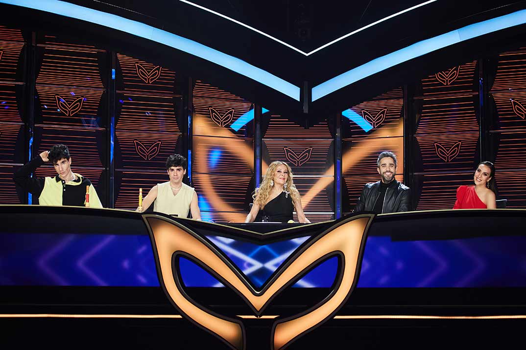 Roberto Leal con Mónica Naranjo, Ana Obregón, Javier Calvo y Javier Ambrossi - Mask Singer: Adivina quién canta © Antena 3