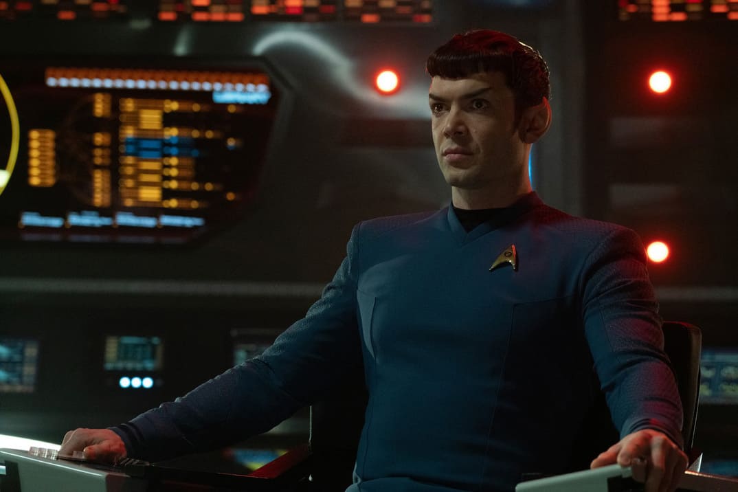 Foto promocional de Spock sentado en la Enterprise en "Star Trek: Strange New Worlds" Temporada 2
