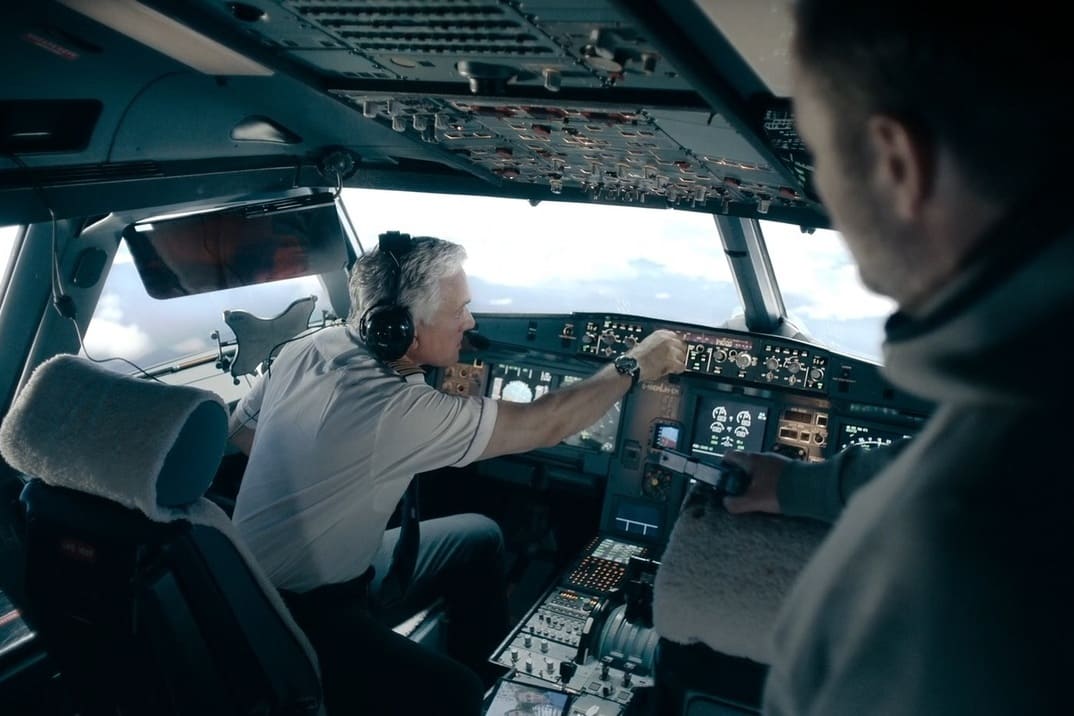 Secuestro en el Aire 1x04 - Imagen del piloto corrigiendo el rumbo del avión mientras el secuestrador lo vigila