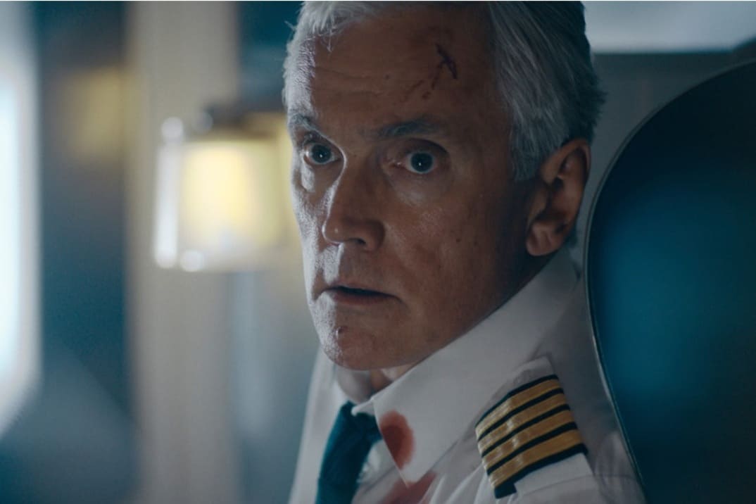"Secuestro en el Aire" 1x07 - el piloto del avión mira pensativo hacia la puerta de la cabina