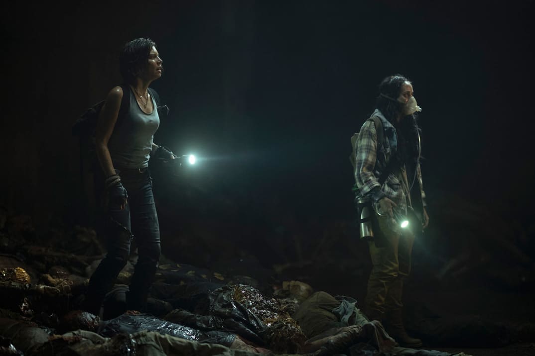 "The Walking Dead: Dead City" 1x06 Imagen de Maggie y Ginny andando por las alcantarillas repletas de cadáveres