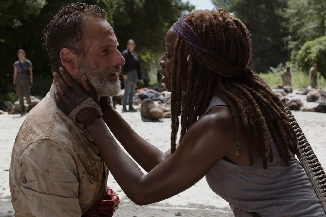 "The Walking Dead The Ones Who Live" - Rick y Michonne se miran en una imagen promocional de la serie original