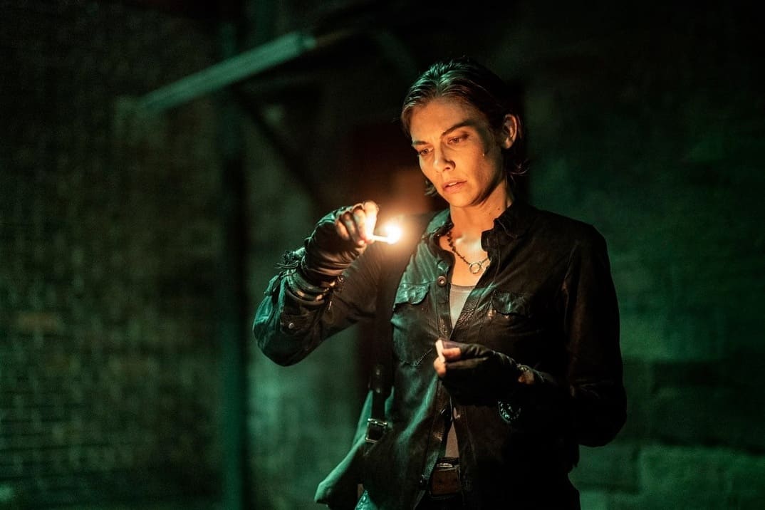 "The Walking Dead: Dead City" 1x04 Maggie enciende una cerilla para quemar el dinosaurio de peluche de Ginny