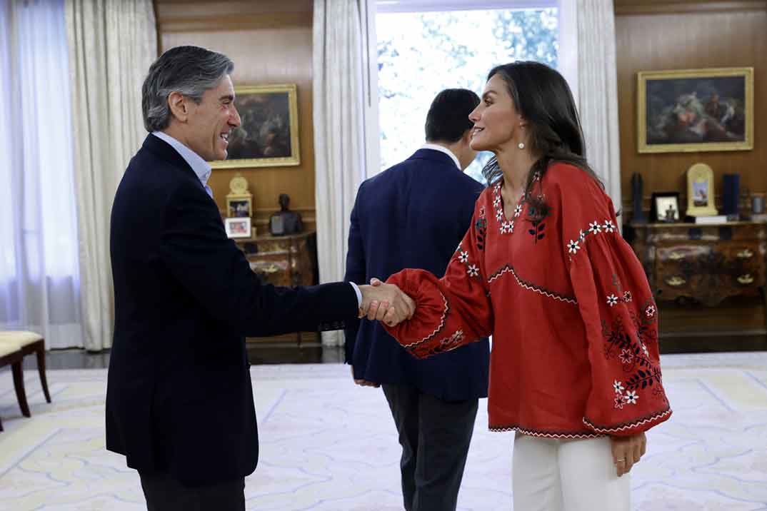 El nuevo estreno de Letizia: una blusa bordada en homenaje a Ucrania