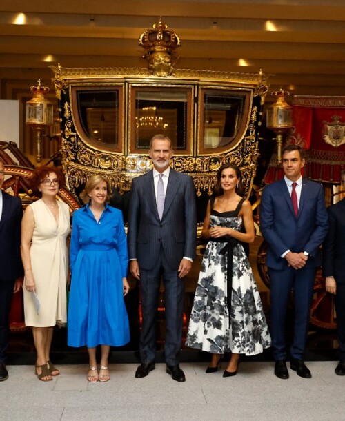 La elegancia en blanco y negro de la reina Letizia, con un nuevo vestido de Carolina Herrera