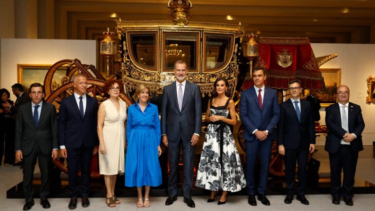 La elegancia en blanco y negro de la reina Letizia, con un nuevo vestido de Carolina Herrera