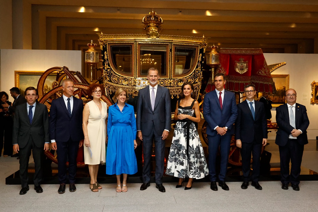 La elegancia en blanco y negro de la reina Letizia, con un nuevo vestido de Carolina Herrera