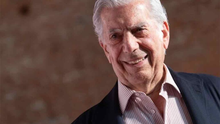 Mario Vargas Llosa, hospitalizado por Covid en Madrid