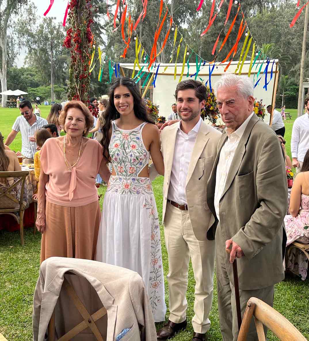 Mario Vargas Llosa en la boda de su nieta Josefina © @AlvaroVargasLl/Twitter