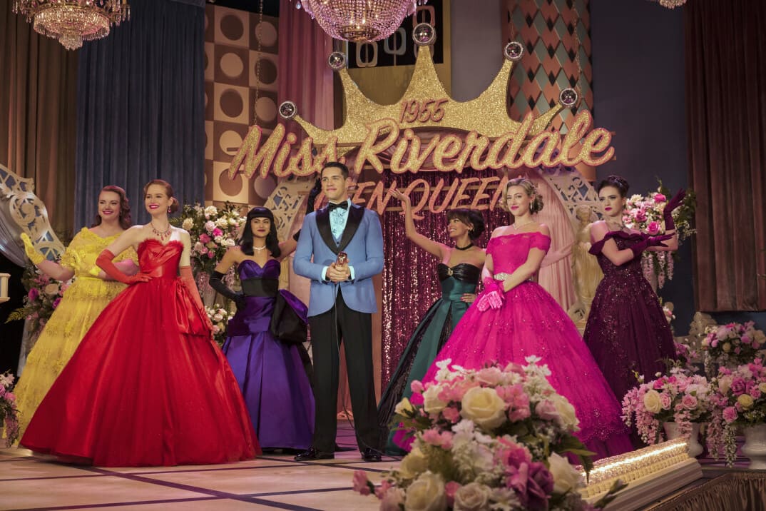 "Riverdale" 7x16 - imagen promocional con todas las chicas en el concurso de belleza