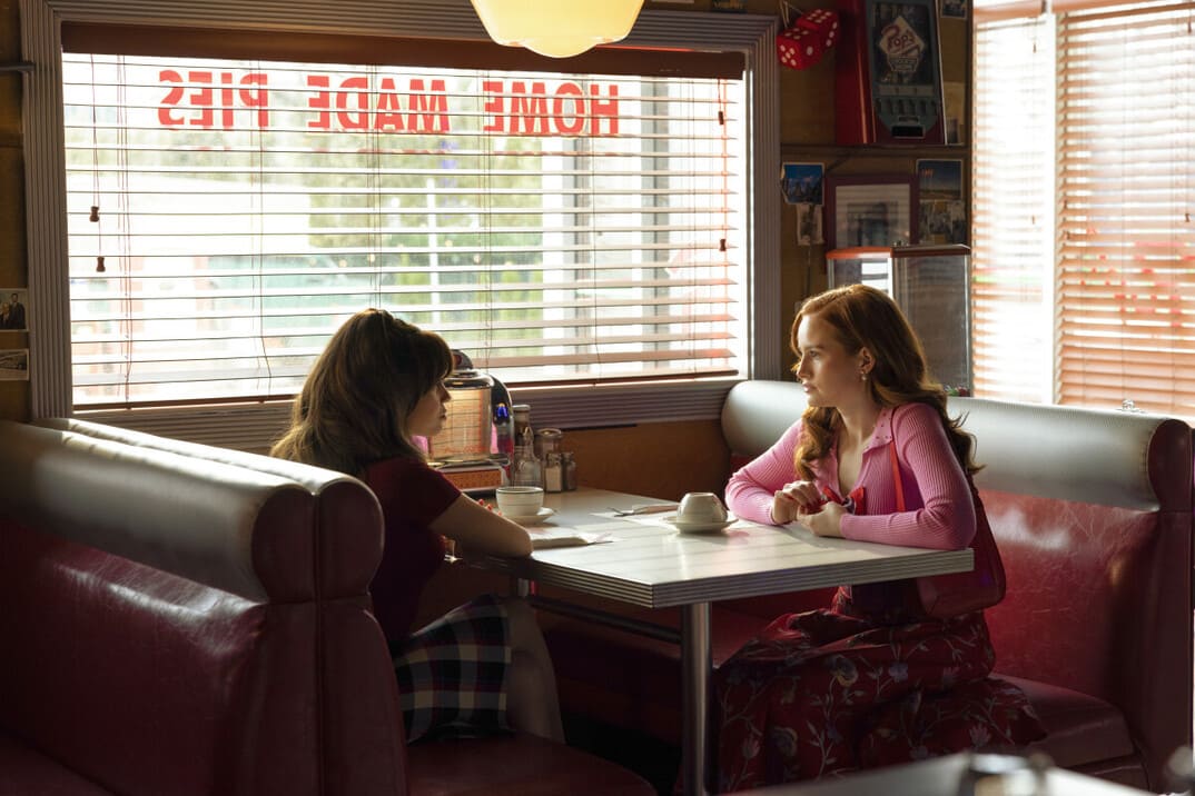 "riverdale" 7x17 - imagen promocional de Toni y Cheryl sentadas en el café una enfrente de la otra con expresión apenada