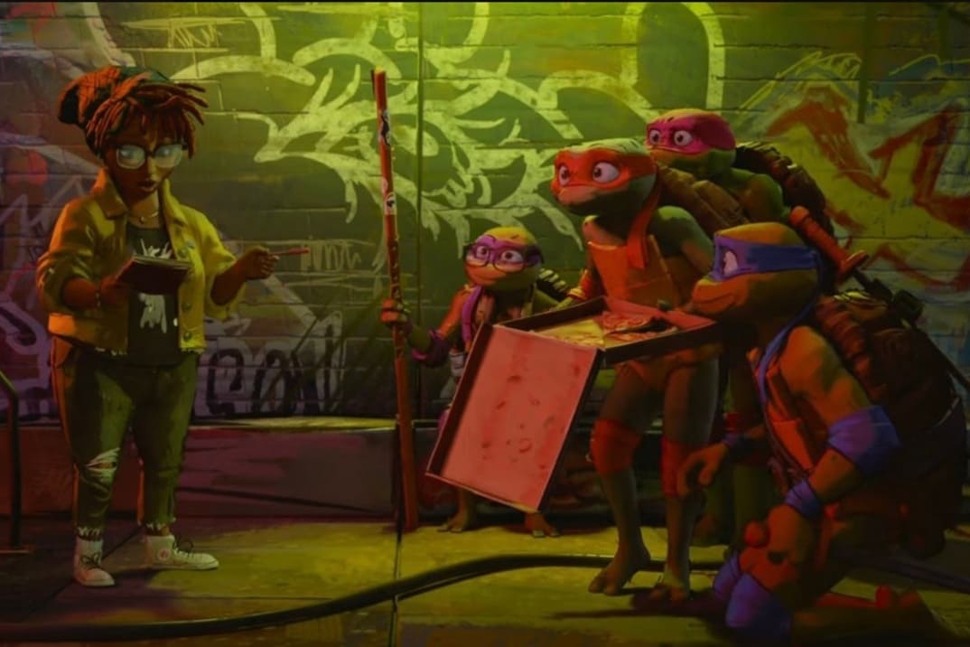 "Tortugas Ninja: Caos Mutante" - imagen promocional de las 4 tortugas mirando con curiosidad a April