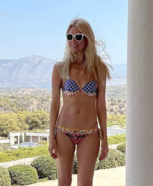 Claudia Schiffer celebra sus 53 años con un posado en bikini