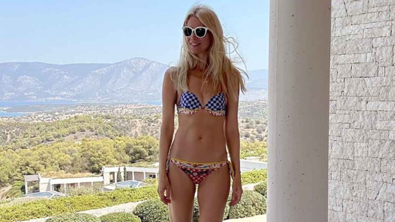 Claudia Schiffer celebra sus 53 años con un posado en bikini