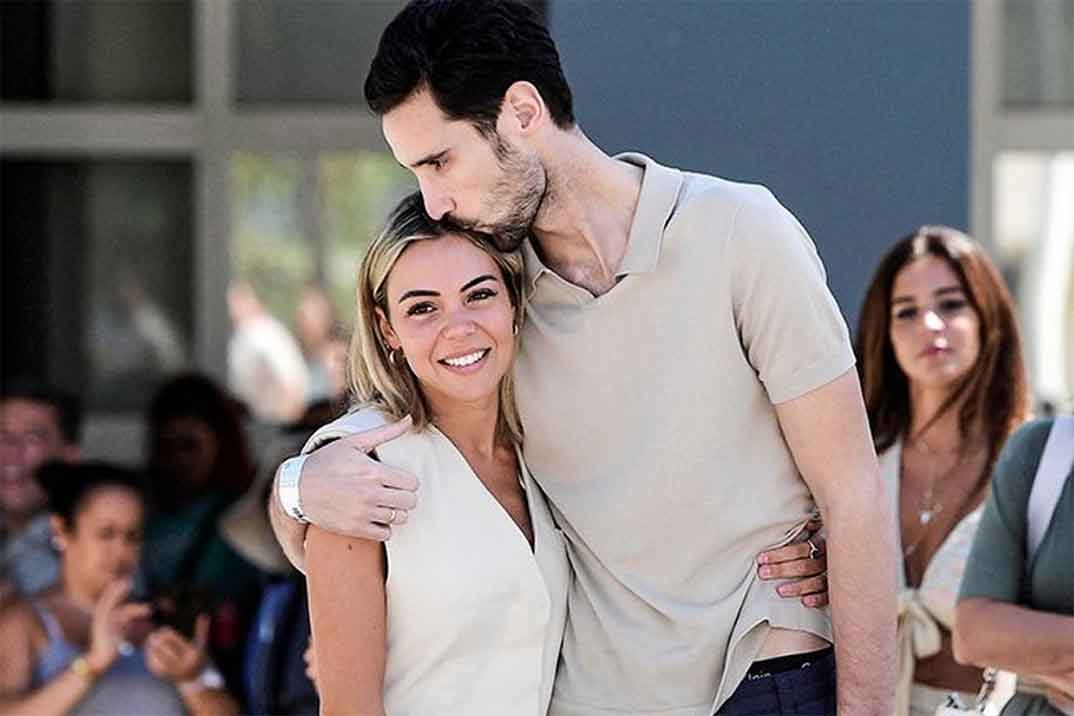 Las imágenes más románticas de Alba Silva y Sergio Rico tras recibir el alta