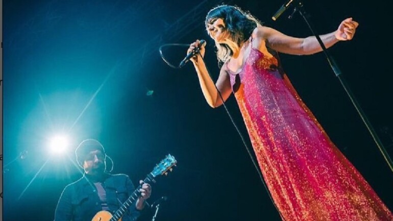 El desnudo reivindicativo de Eva Amaral, a pecho descubierto, en pleno concierto