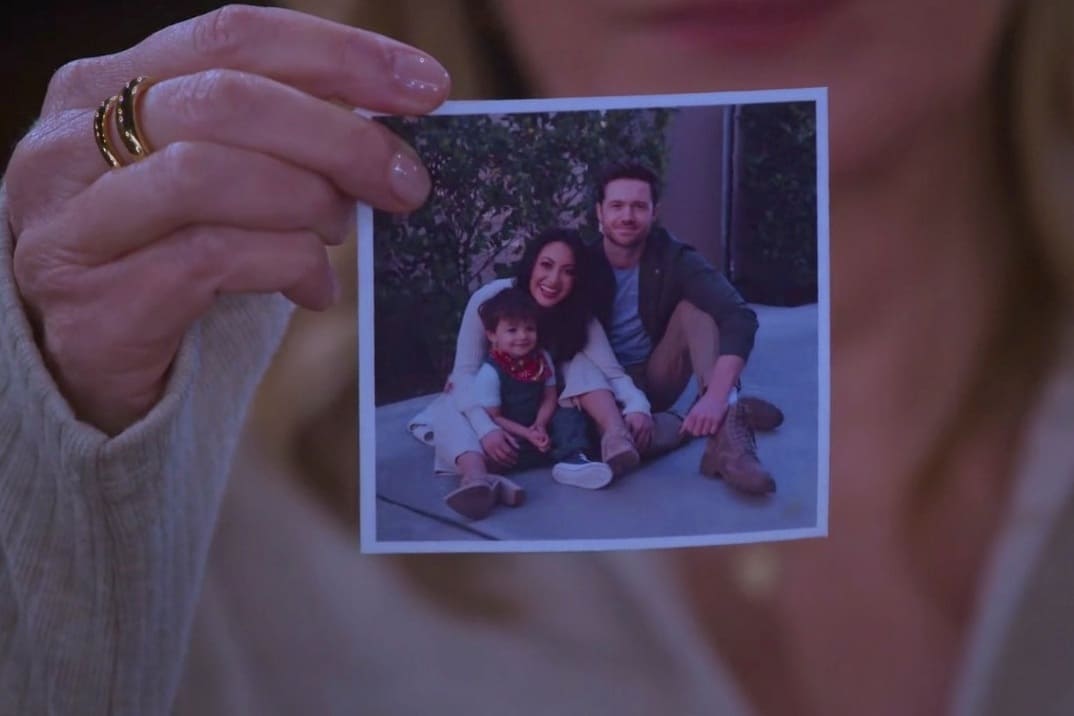 "como conocí a tu padre" temporada 3 - Fotografía de Valentina y Charlie sentados en el suelo junto a su hijo
