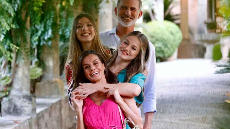 Primer posado de la familia real en sus vacaciones en Mallorca