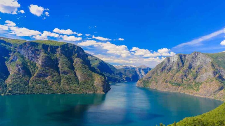 ¿Cuáles son las paradas de los cruceros por los fiordos noruegos?