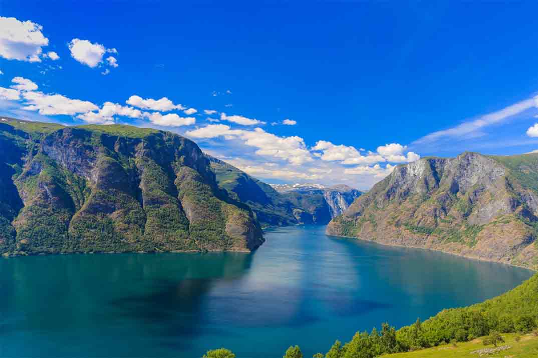 ¿Cuáles son las paradas de los cruceros por los fiordos noruegos?