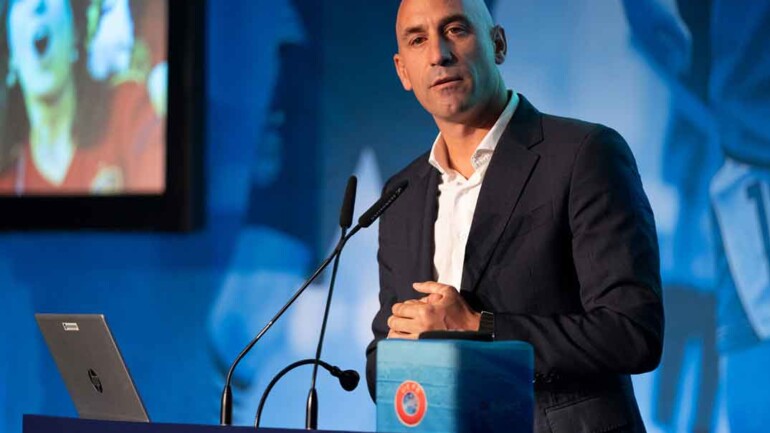 Luis Rubiales prepara su dimisión tras su polémico beso