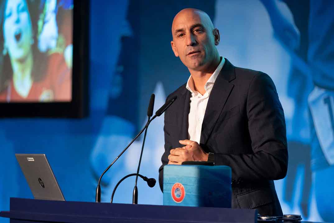 Luis Rubiales prepara su dimisión tras su polémico beso