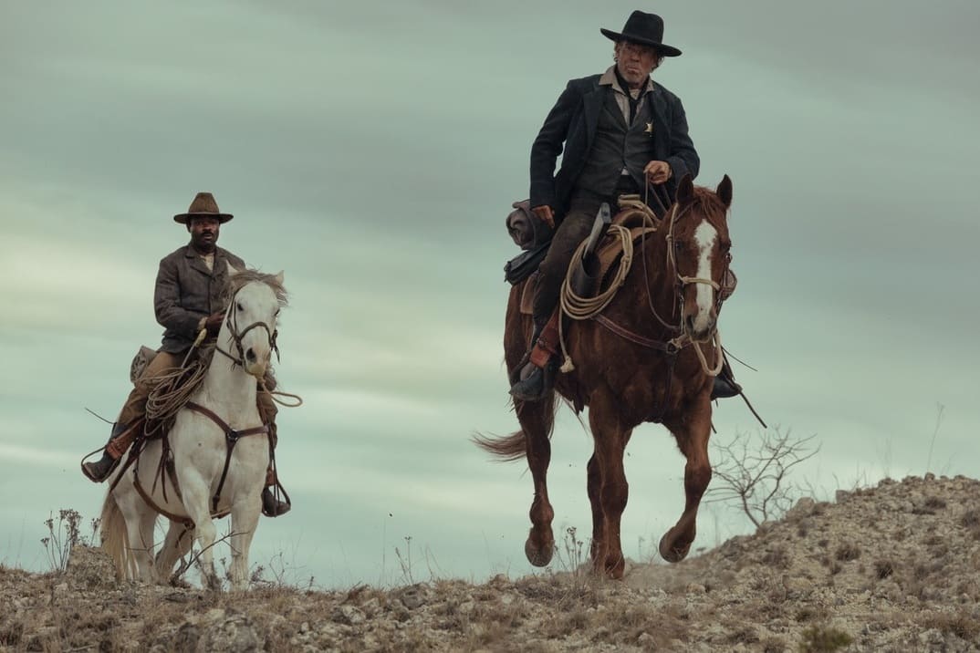 Imagen promocional de la Temporada 1 de "Lawmen: Bass Reeves", en ella salen Dennis Quain y David Oyelowo montados a caballo