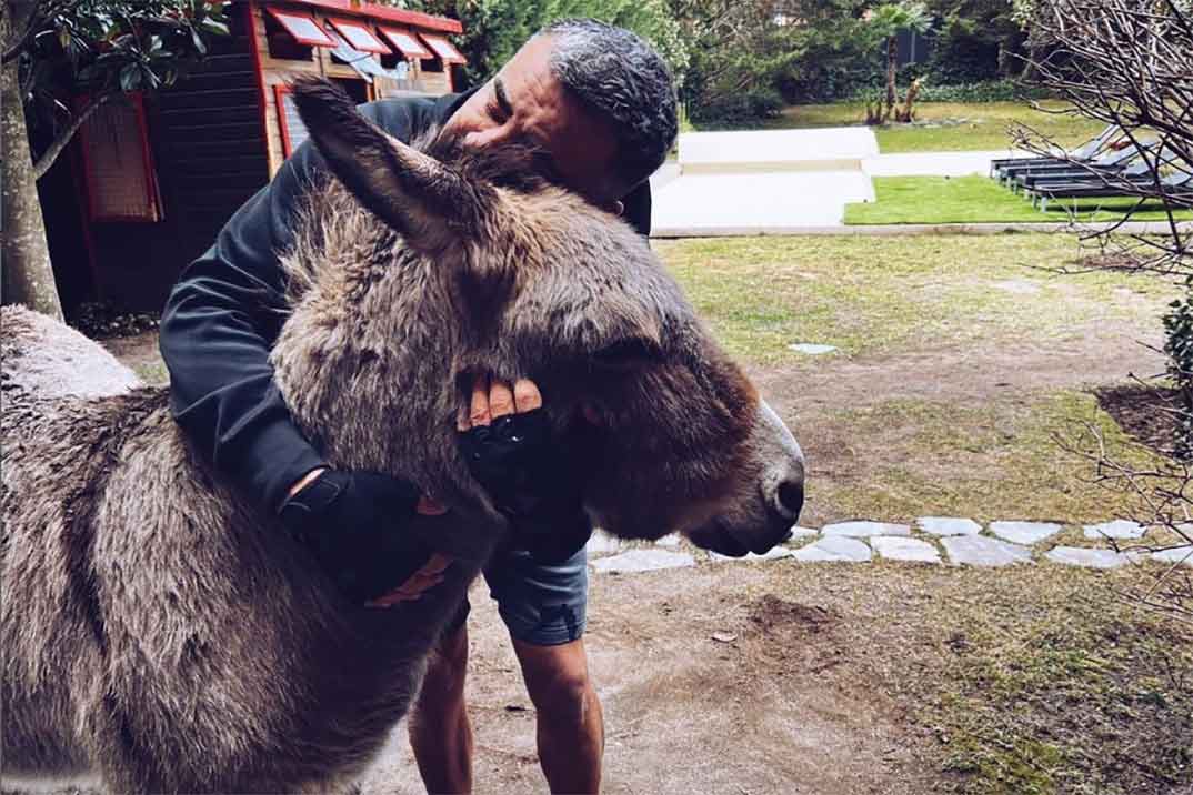 Jorge Javier Vázquez con su burro Fortunato © Redes Sociales