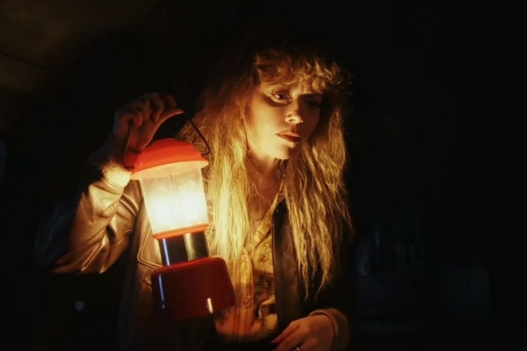Imagen promocional de "poker face" 1x04 - Charlie a oscuras iluminándose con una lampara busca pistas