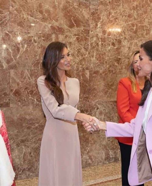 La reina Letizia y Sara Carbonero: duelo de estilos en una cita solidaria