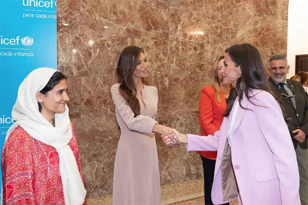 La reina Letizia y Sara Carbonero: duelo de estilos en una cita solidaria